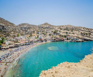 Strand-von-Matala-vor-den-minoischen-Hoehlen