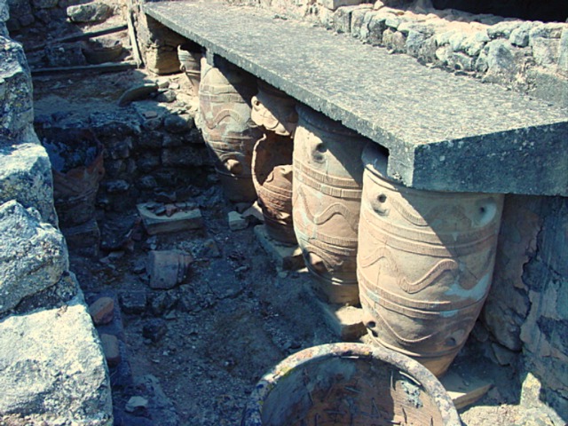 Agia-Triada-vier-Vorratsgefaesse-Pithoi-nebeneinander-in-Ruinen