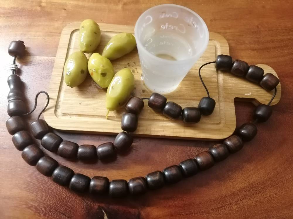 Holzbrettchen-kretische-Oliven-Holztisch