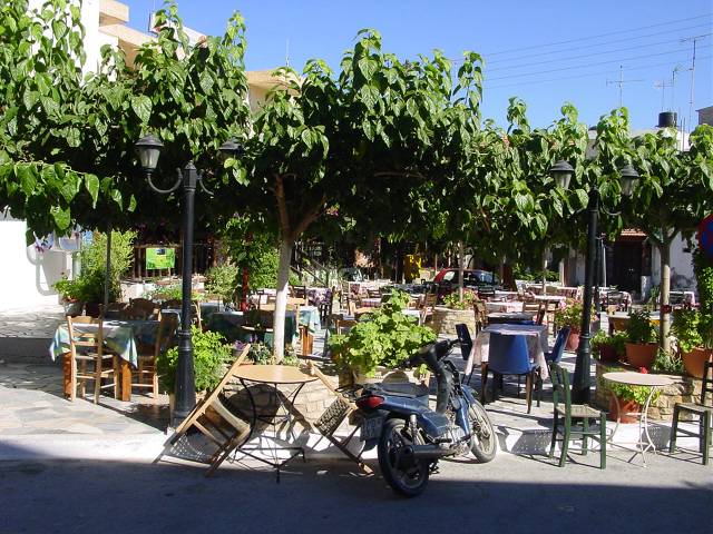 4-er-Tische-unter-Baeumen