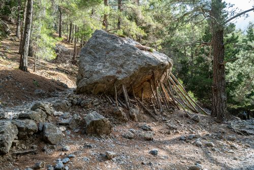 E4-Waldwanderung-Felsenbrocken-Samaria